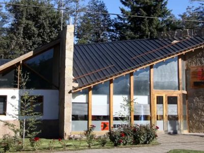 Villa La Angostura: acusado de estafa por el EPEN pidió seguir cobrando durante su suspensión