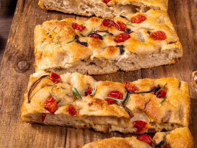 Focaccia sin amasar y en pocos minutos: una receta única y el secreto para que salga de película