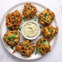 Buñuelos de cebolla o “Bhaji”, una receta originaria de India, fácil, sin gluten y que destaca por su textura crocante y sabor