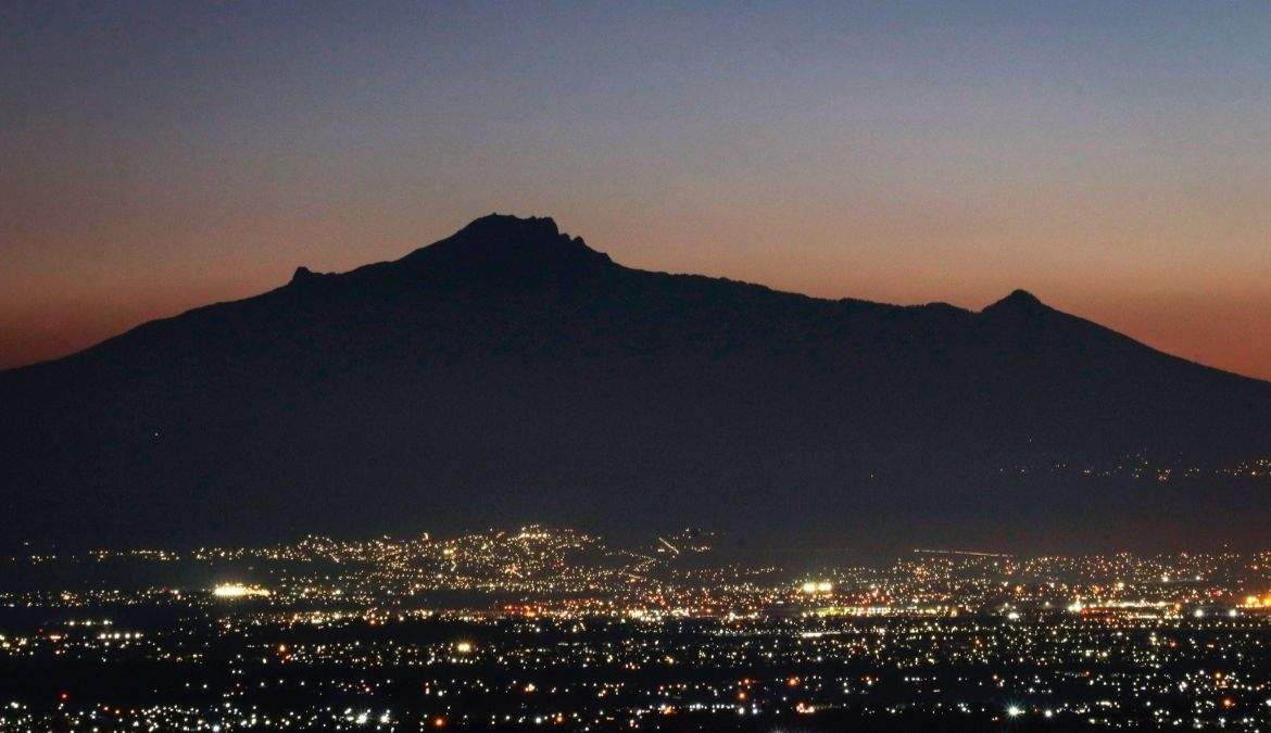 La aurora delinea a La Malinche