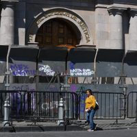 Protegen con vallas metálicas monumentos y edificios históricos de la CDMX previo al 8M