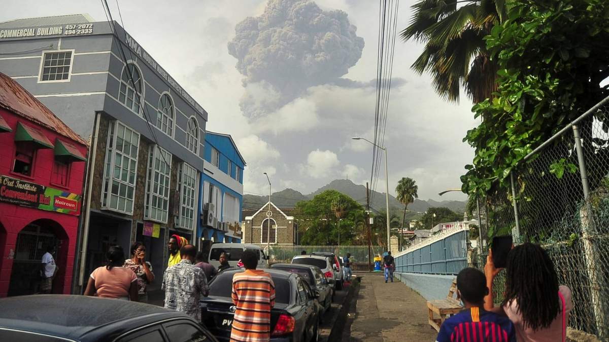 Habitantes de San Vicente observan la nueva explosión del volcán Soufriere. Fuente: (Twitter)