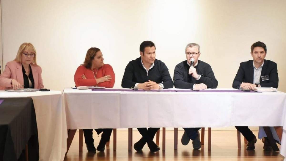 El ministro Osvaldo Llancafilo y funcionarios de Plaza Huincul. Fuente: (Web La Voz)