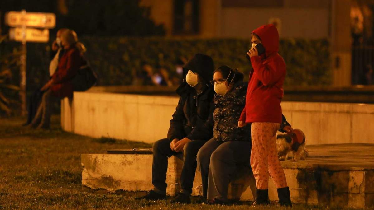 Los habitantes de Granada pasaron la noche en las aceras y parques. Fuente: (Twitter)