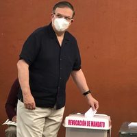 Ebrard acude a votar por la revocación de mandato: abstenerse es "absurdo"