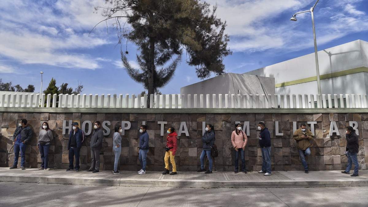 Médicos acuden a recibir la vacuna al Hospital Militar de Zona El Vergel