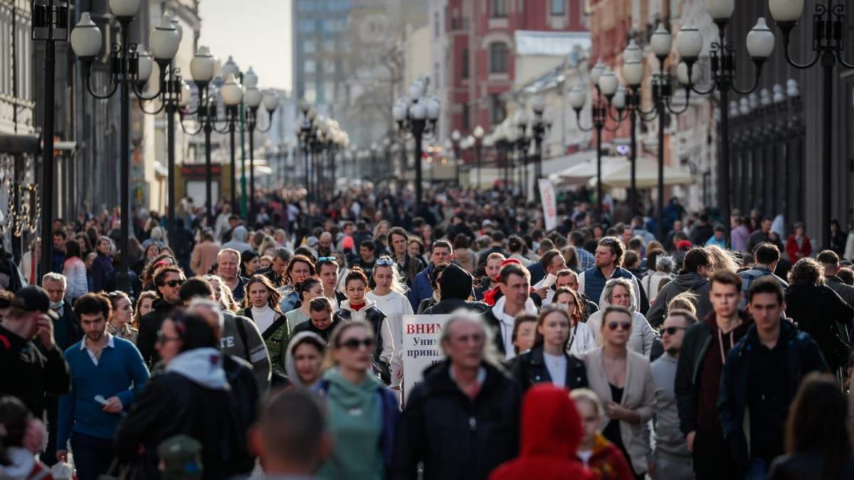 Gente caminando por una calle de Moscú, la capital de Rusia, en abril de 2021. Fuente: (Twitter)