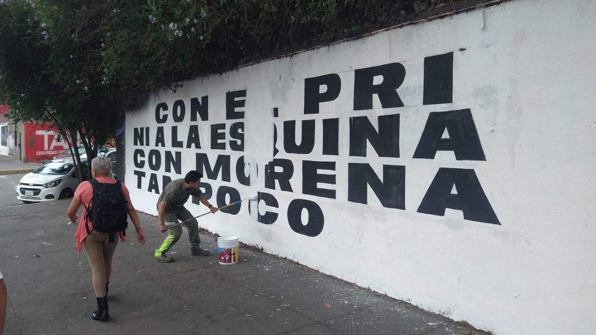 Trabajadores borran la segunda versión de la frase pintada por el partido naranja