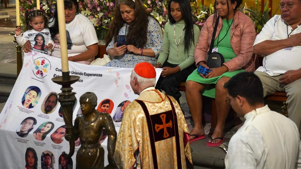 El arzobispo con integrantes del colectivo