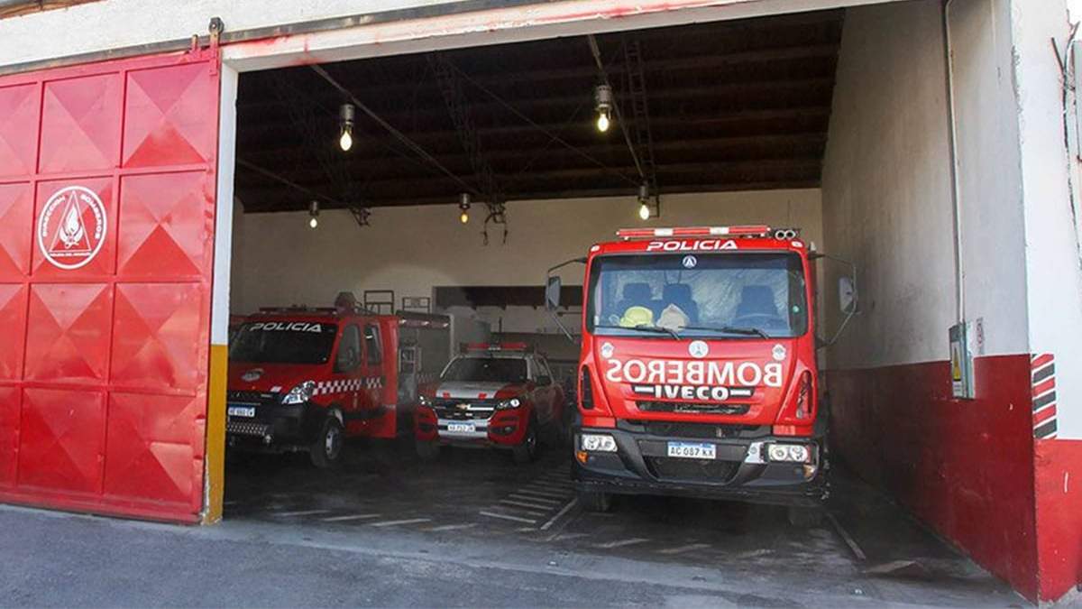 Los bomberos de Plaza Huincul, que debieron actuar en Navidad para apagar el fuego. Fuente: (Twitter)