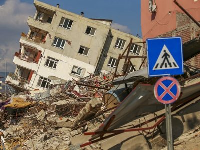 Retiran montañas de escombros tras sismo en Turquía y Siria