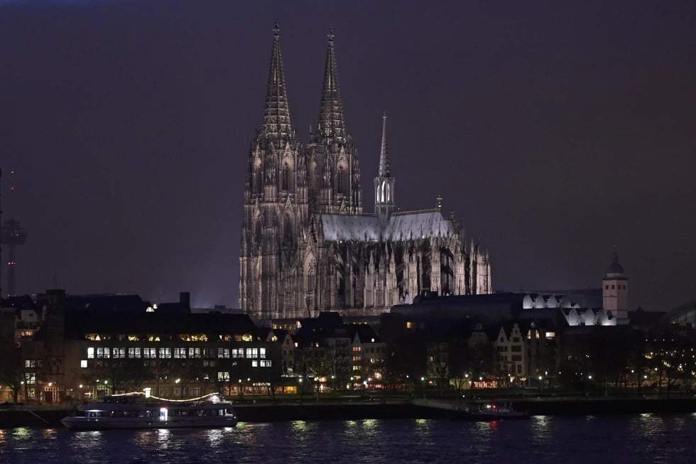 La catedral de Colonia, iluminada en Colonia, Alemania, el lunes 5 de enero de 2015.
