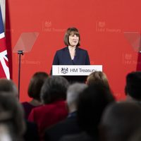 Nueva jefa del Tesoro británico promete dirigir la economía con "disciplina de hierro"