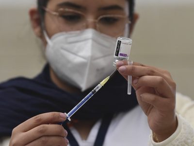 La vacuna de AstraZeneca contra covid-19 es "igual de efectiva" frente a las muertes que las de ARNm
