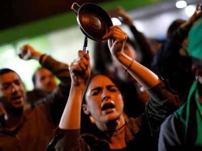 Masivo cacerolazo en Neuquén: reclamaron que los políticos bajen sus sueldos