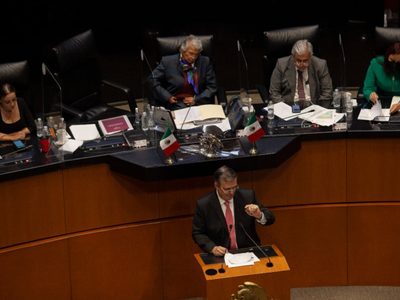 "Ahora el tema es las variantes de la vacuna": el traspiés verbal de Ebrard ante senadores