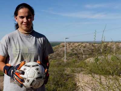 Abril, la joven promesa del fútbol femenino de Neuquén que sueña a lo grande