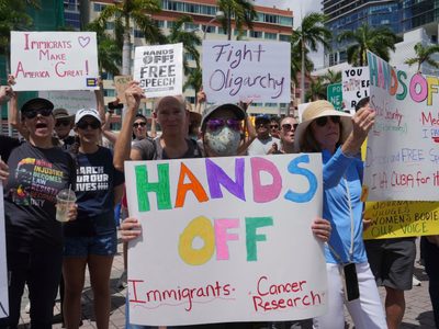 “¡Manos fuera!”: Protestan contra Trump y Musk en todo EU