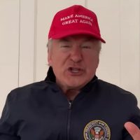 ¡Ya no le tienen respeto! Alec Baldwin parodia a Donald Trump ¡tomando lavandina!