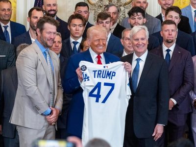 En medio del caos económico, Donald Trump protagonizó un insólito acto con los campeones de la Serie Mundial