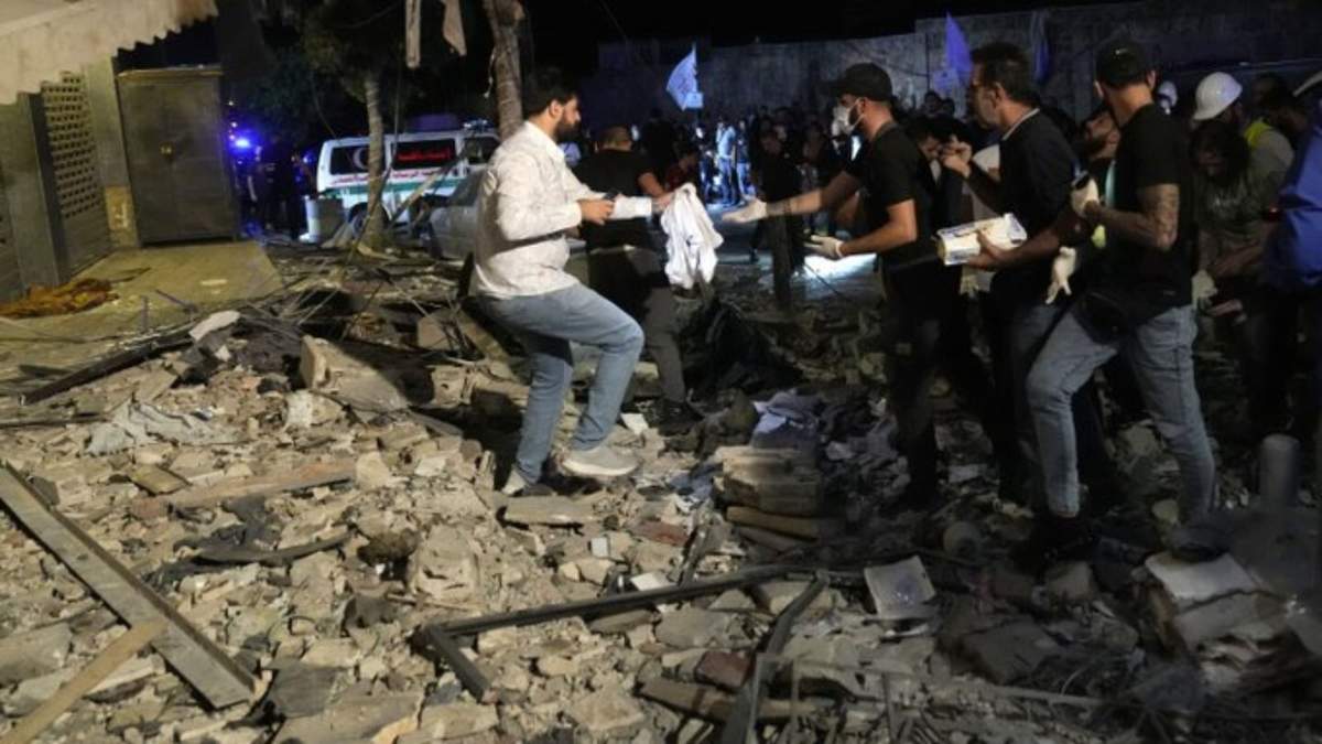 Ataque de Israel mata a 7 en Beirut mientras sigue combatiendo contra Hezbollah en el sur de Líbano