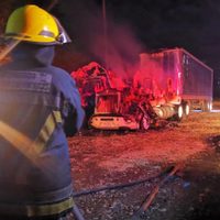 Comando incendia dos tráileres en Iguala; en el mismo lugar hallan un hombre ejecutado