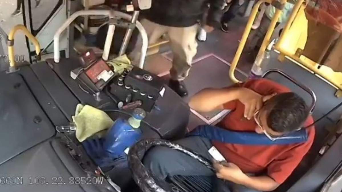 Captura del video que muestra el momento en que el chofer es agredido con un termo metálico en Guadalajara.