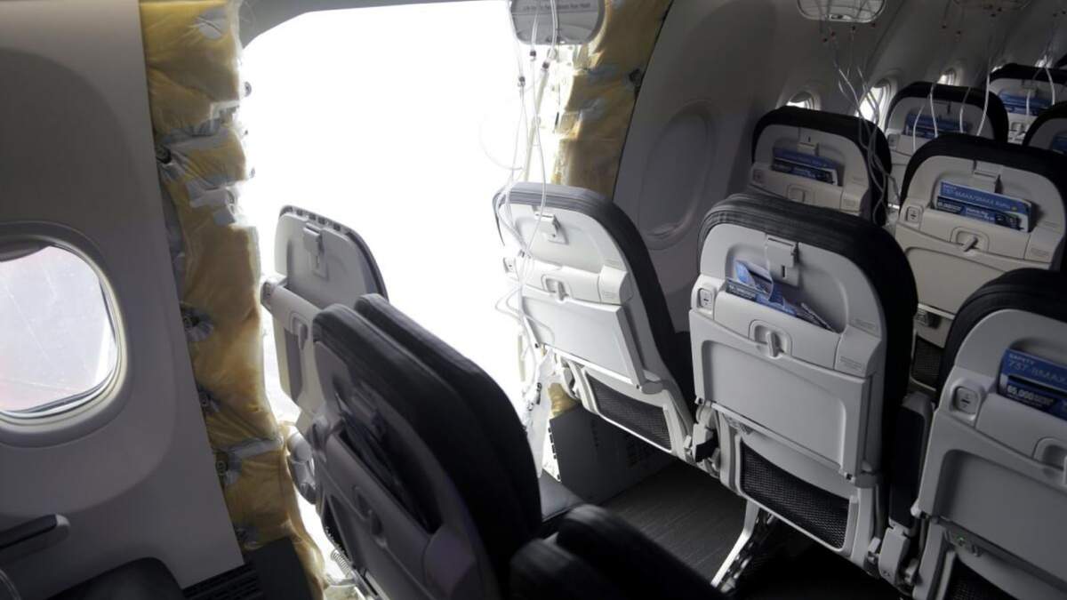 Boquete donde estaba el panel sobre la puerta en el área del fuselaje del vuelo 1282 de Alaska Airlines el 7 de enero de 2024, en Portland, Oregón