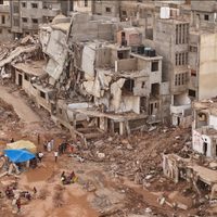 Dividen una ciudad inundada en Libia para contener posibles brotes de enfermedades