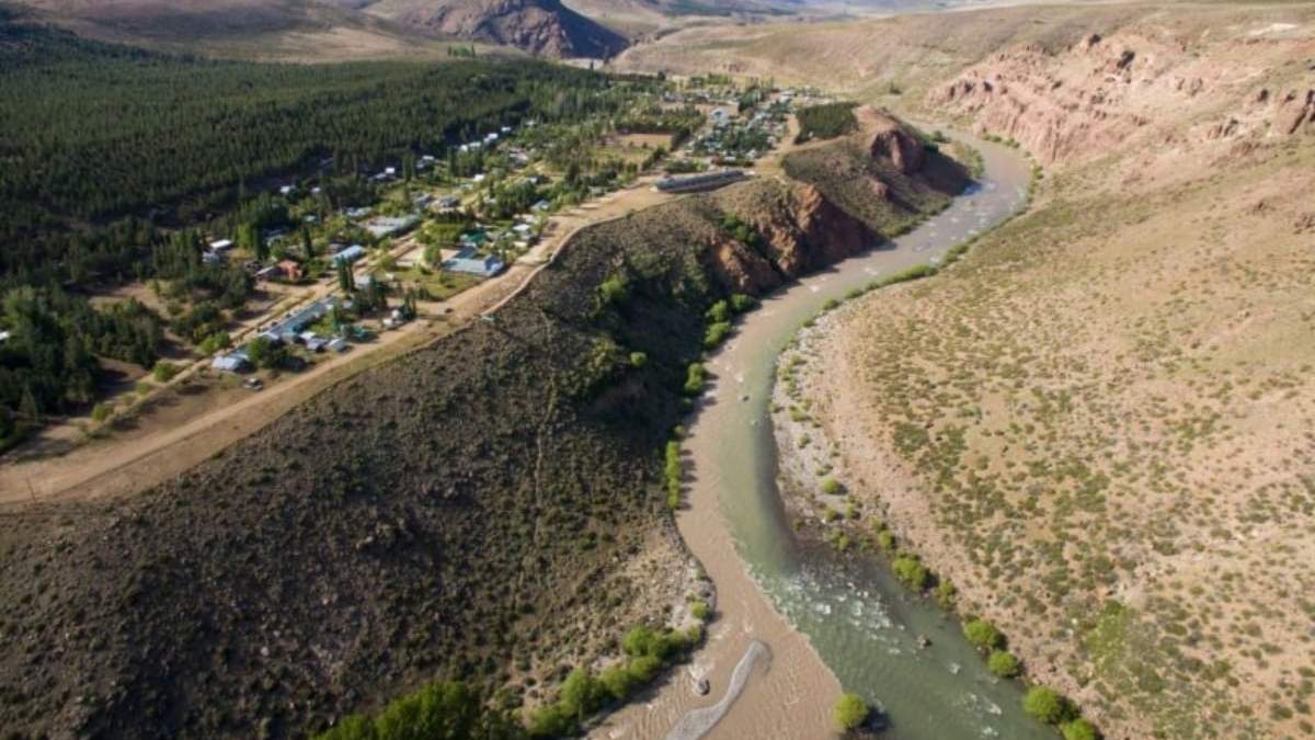 El río Varvarco se une con el río Neuquén. Fuente: (Twitter)