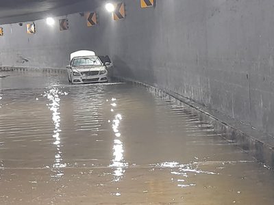 Dos personas mueren tras inundarse su vehículo en un paso a desnivel en Zapopan