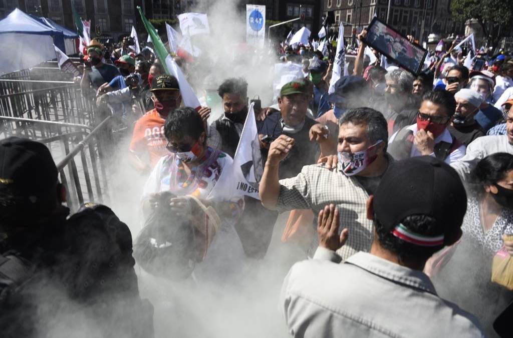 Enfrentamientos en el Zócalo durante la denominada #MarchaDelMillón.