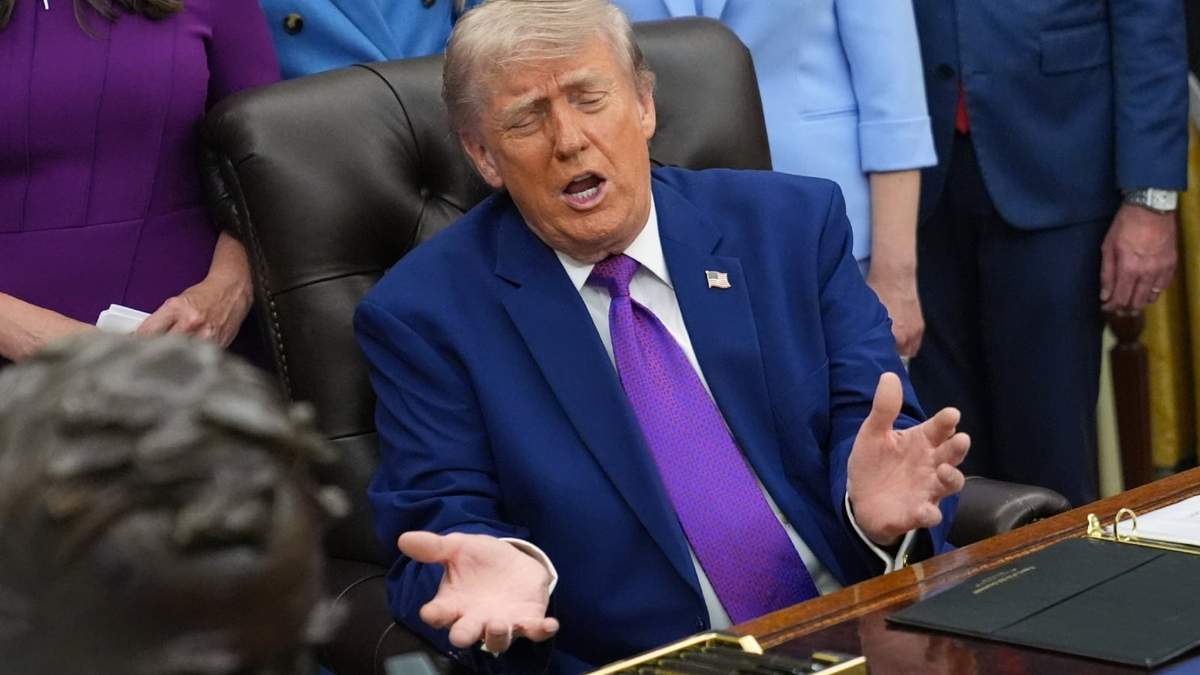 El presidente Donald Trump habla con los periodistas en un evento sobre atención médica materna, el lunes 11 de mayo de 2026, en el Despacho Oval de la Casa Blanca, en Washington