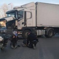 Choque entre un camión y una motocicleta en la avenida Mosconi y Bejarano de Neuquén capital