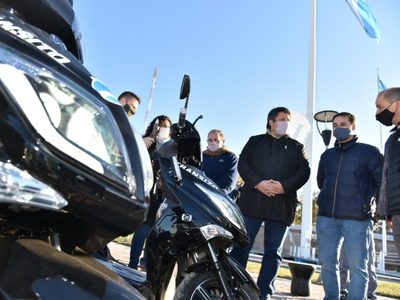 Mariano Gaido entregó motos eléctricas a los agentes de Tránsito