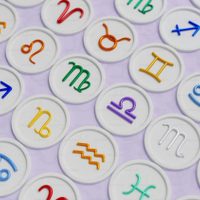Qué color tenés que usar en tu ropa, según tu signo del zodiaco, para atraer la abundancia y la buena suerte