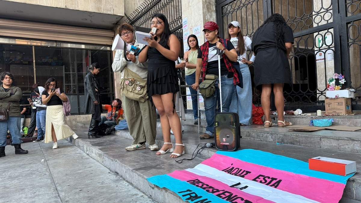 En el marco del Día de la Remembranza Trans, colectivas y personas de la comunidad trans y no binaria realizaron una movilización frente al Congreso del Estado de Chiapas para exigir el reconocimiento legal de su identidad