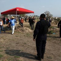 Familiares de víctimas instalan campamento en fosas de Tetelcingo