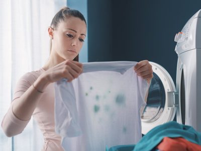 El truco de la papa para sacar las manchas en tu ropa que de las prendas que destiñieron tras el lavado