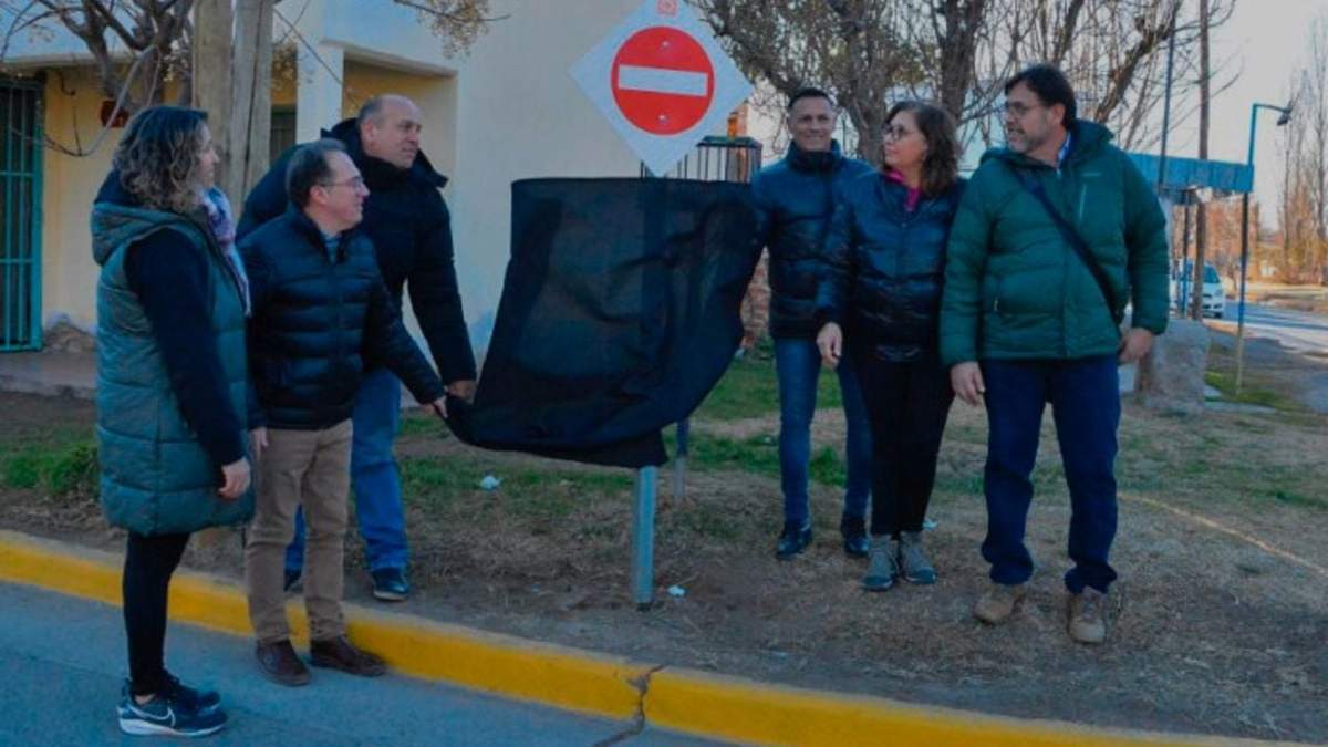 Bertolini descubre el cartel de la polémica. Fuente: (X)