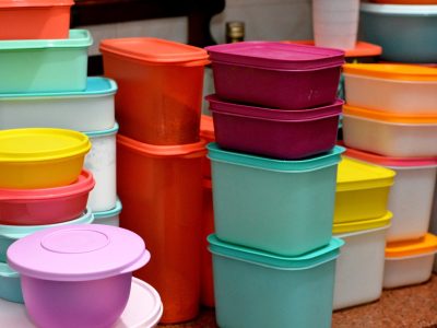 No tires el tupper viejo y rayado que tenés en la cocina: así lo podés convertir en algo hermoso y útil