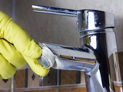 El secreto para eliminar las manchas de cal de tus griferías usando solo 1 producto de tu cocina