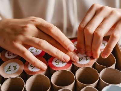 Con los rollos de cartón del papel higiénico y esta idea, creá tu propio calendario de adviento lleno de sorpresas
