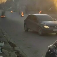 Vecinos del barrio Confluencia cortaron una calle para solicitar la instalación de un semáforo