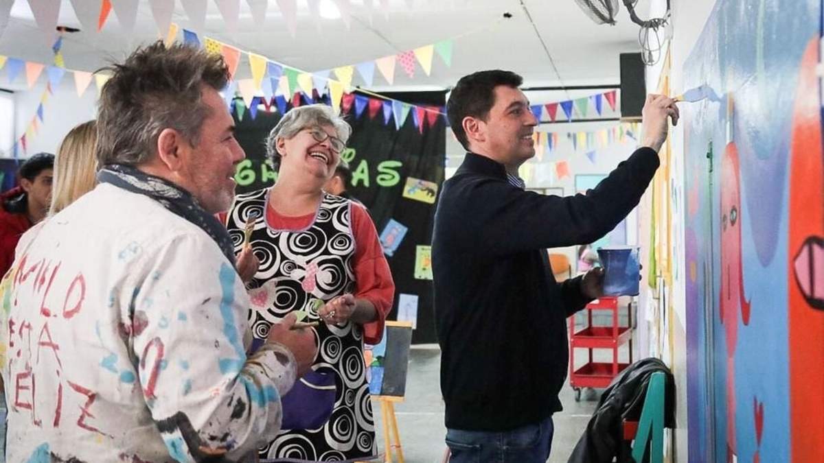 Marcos Koopmaan con el artista Milo Lockett. Fuente (Legislatura Neuquén)