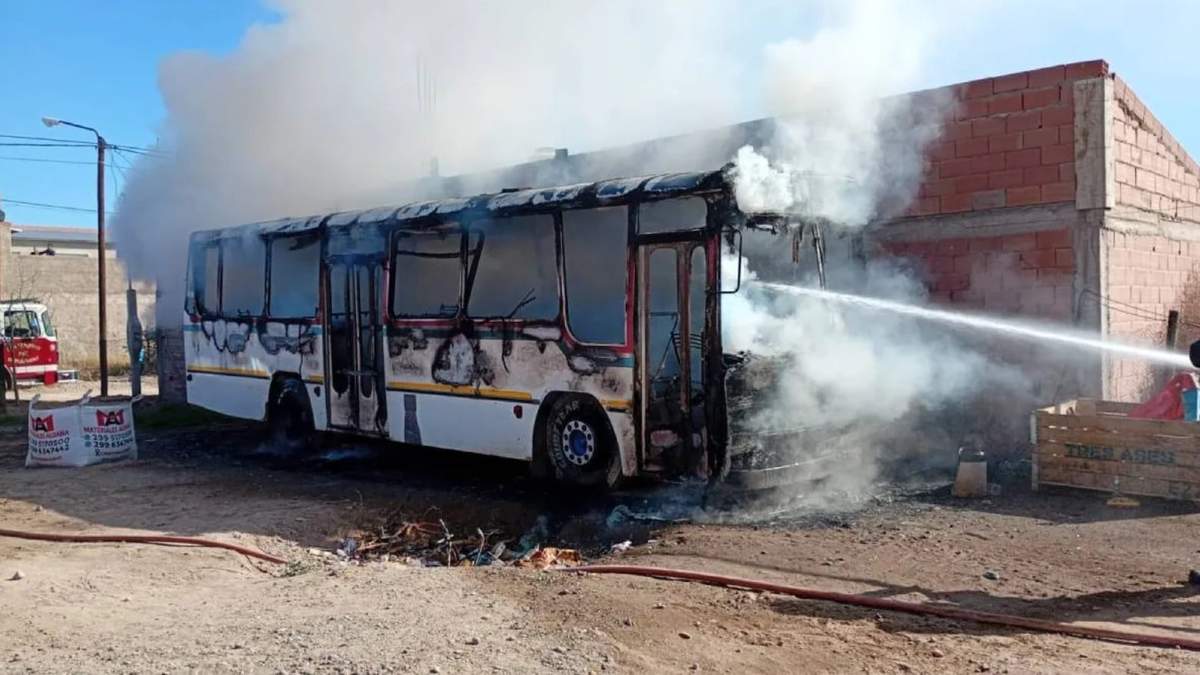 Los bomberos trabajaron cerca de una hora con una autobomba y un camión cisterna. Fuente: (Neuquén 24 horas)