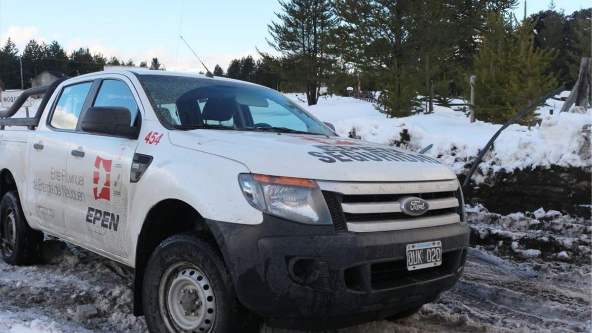 EPEN realizando trabajos en Villa Pehuenia, en pleno temporal de nieve. Fuente: (Twitter).