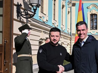 El presidente de España voló a Kiev a un año del inicio de la guerra