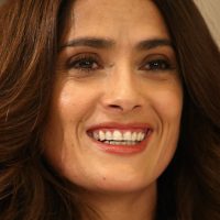 ¡No le tiene miedo! Salma Hayek se burló del Coronavirus y la reacción de la gente ante un estornudo