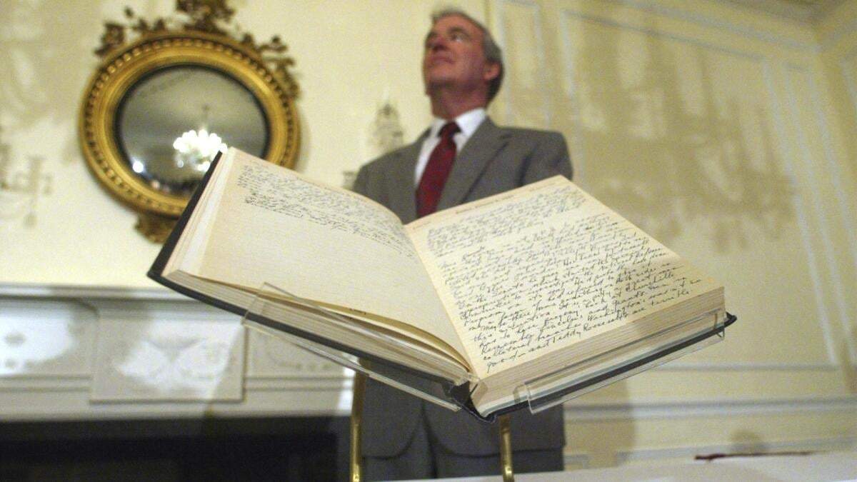 El archivista John Carlin con un diario presidencial de Harry Truman de 1947, en los Archivos Nacionales en Washington